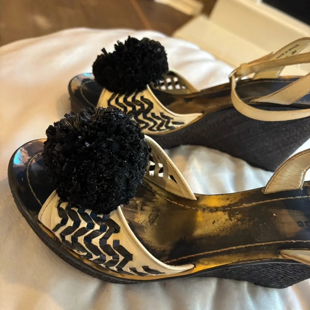 ❗️FINAL❗️Kate Spade Cream and Black Pom Pom Ankle Strap Wedges 9 - Picture 6 of 10